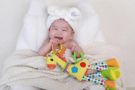 梁山三个月宝宝正确抱姿 梁山三个月宝宝正确抱姿